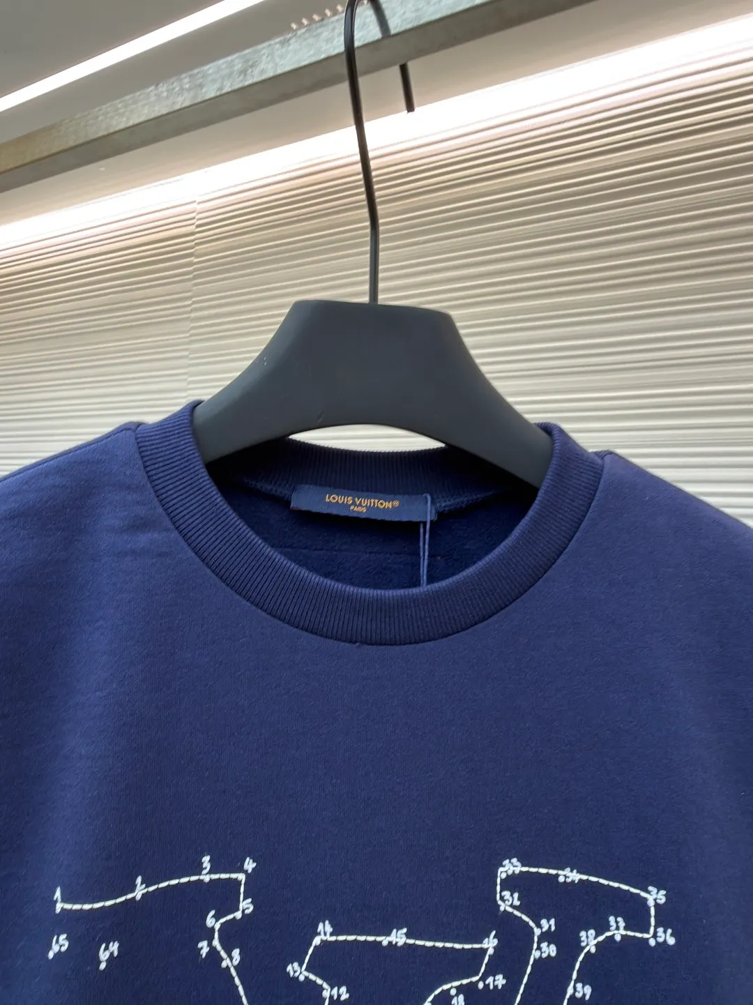 LOUIS VUITTON constellation embroidered round neck sweatshirt ●Original version: purchased and developed for 7499 ●Item number: 1681804-A90 ●Fabric: cotton sweatshirt fabric ●Technology: embroidery production ●Color: navy blue ●Version: fitted version ●Weight: about 485 grams ●Size: S-M-L-XL ●Description: 32s double-ply cotton sweatshirt fabric After the gray cloth is dyed and finalized, the base fabric is subjected to a fleece shearing process. An eight-claw machine is used for screen printing and laser engraving on kefir. The printing effect is matte and feels light and thin. The embroidery uses a Tajima embroidery machine imported from Japan. The overall wiring is straight and delicate, the fabric is comfortable and soft, and the color is consistent without color difference. It can be matched with the same style to create a fashionable look and control various occasions. Customized accessories, complete with three standards, same style for men and women!